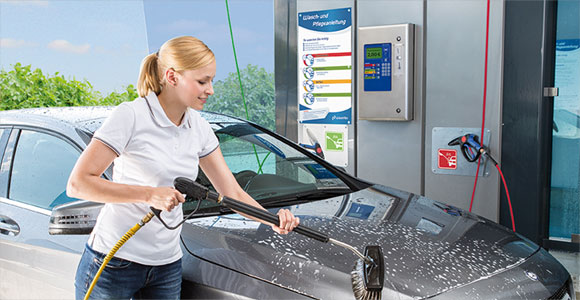 Frau wäscht und poliert Auto mit SelfTecs-Chemie